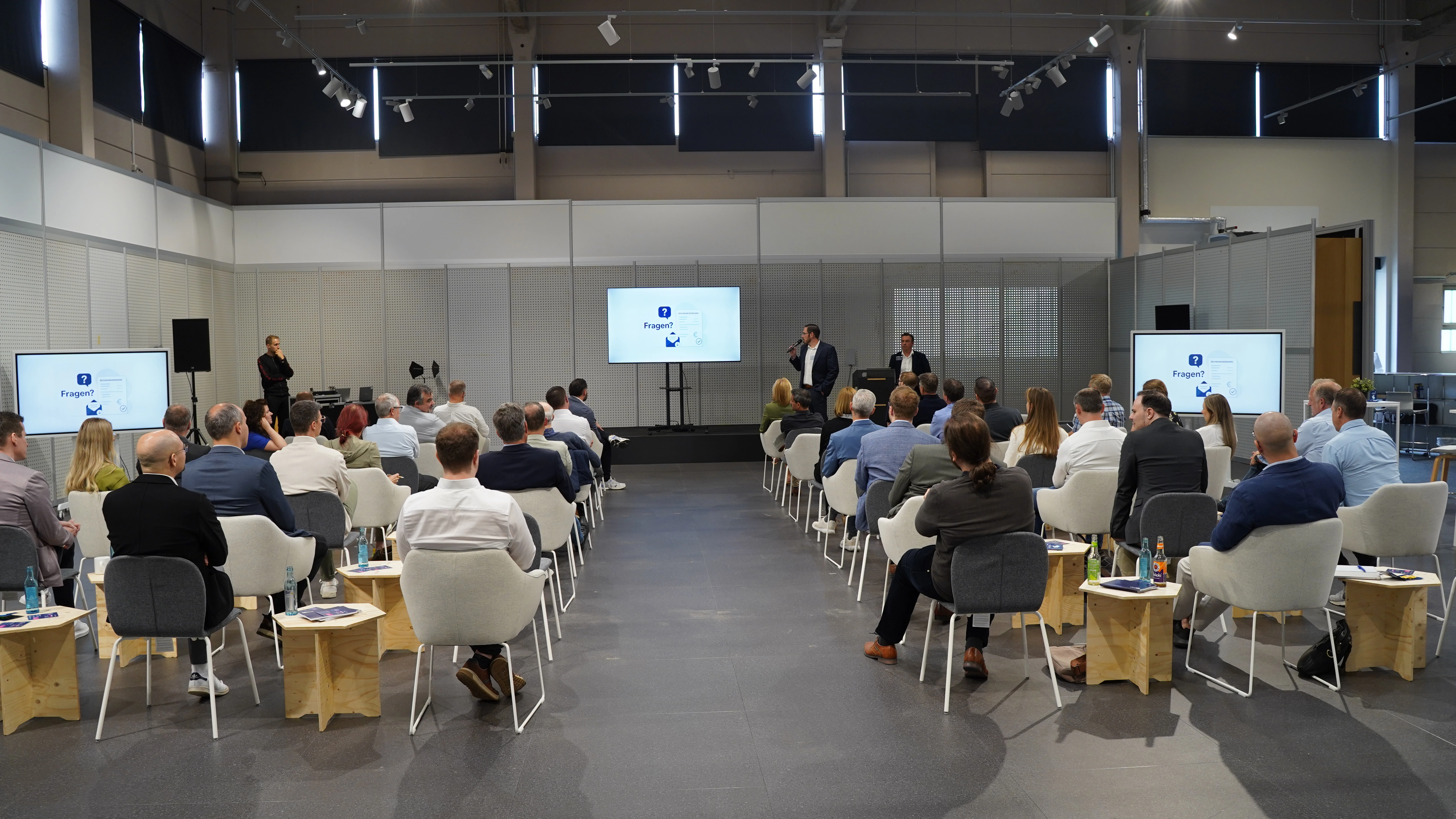 Vortrag vor Publikum beim Customer Innovation Day 2026