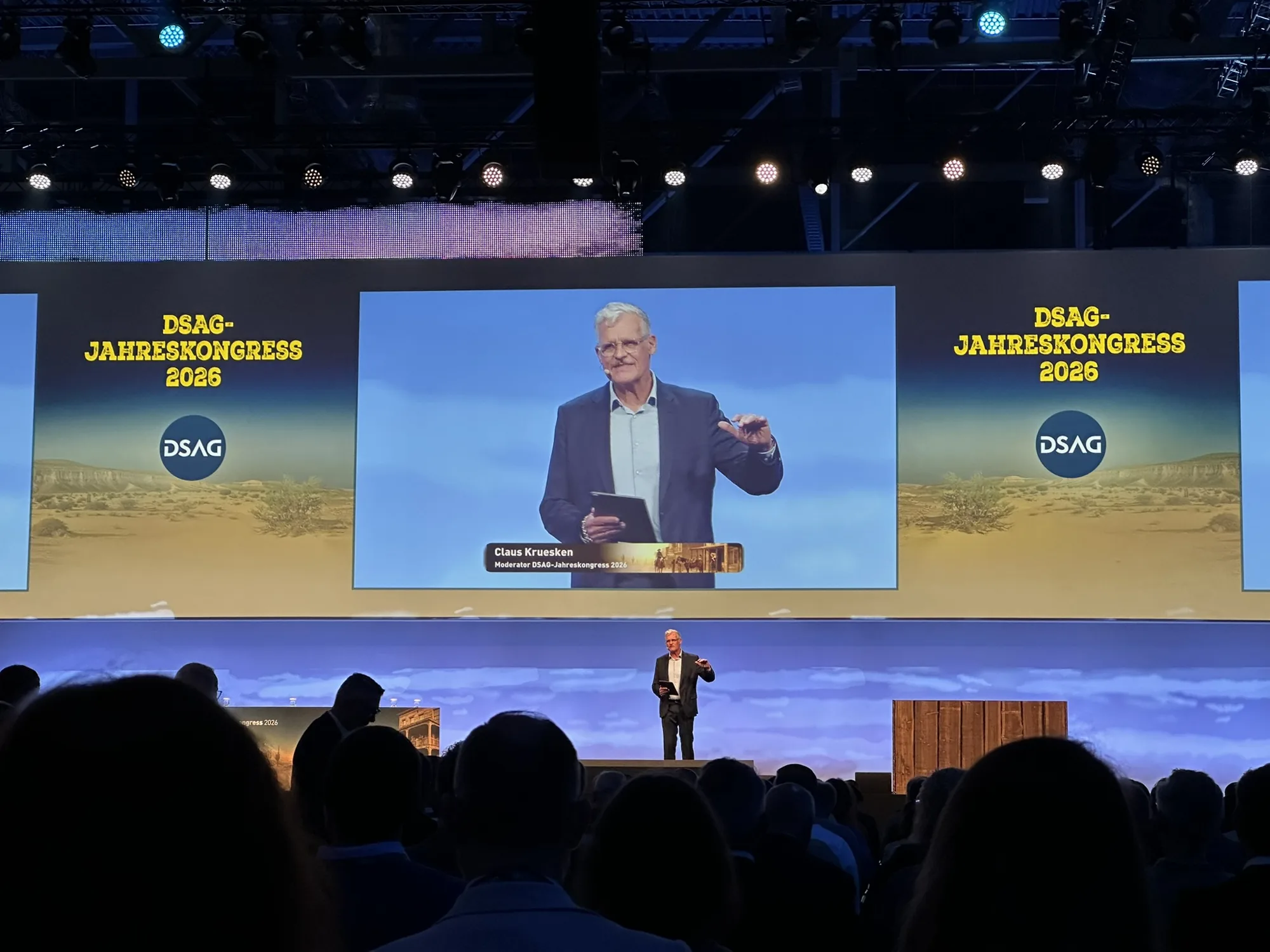 Moderator Claus Kruesken auf der Hauptbühne des DSAG-Jahreskongresses 2026