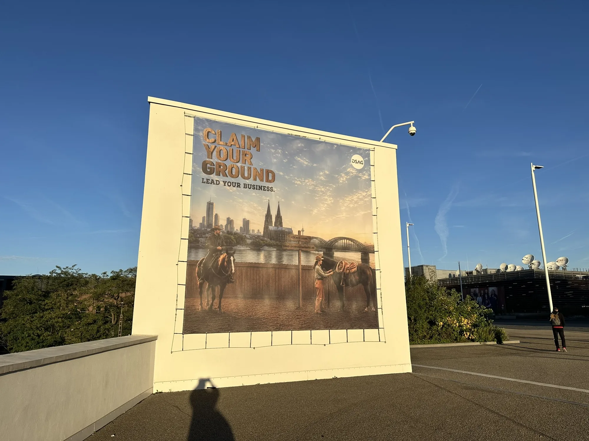 Motto-Plakat „Claim your ground – Lead your business“ des DSAG-Jahreskongresses 2026 an der Koelnmesse