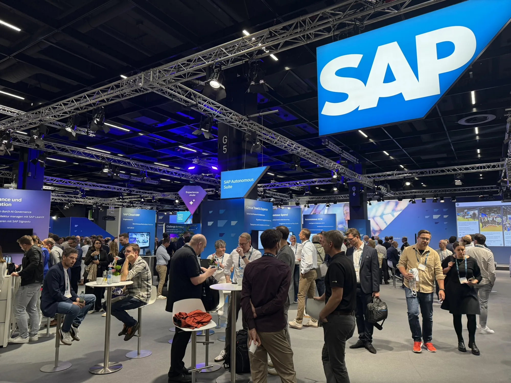 Besucherinnen und Besucher in der SAP-Ausstellung auf dem DSAG-Jahreskongress 2026